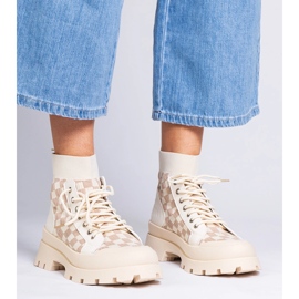 Tênis de botas bege na plataforma 1