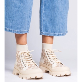 Tênis de botas bege na plataforma 2