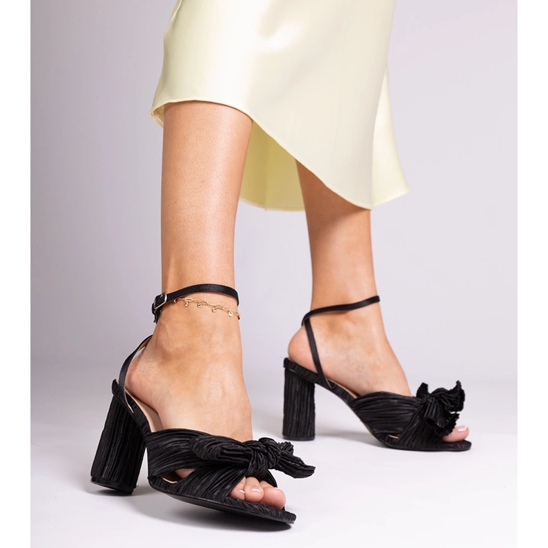 Sandálias pretas com um arco no quarteirão preto 1 Sandálias pretas com um arco no quarteirão preto 1