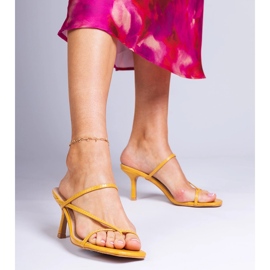 Chinelos elegantes amarelos em um salto alto 1