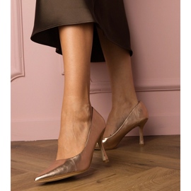 Bombas de champanhe clássicos em um alfinete ecológico dourado 2