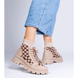 Tênis de botas marrons na plataforma marrom 1