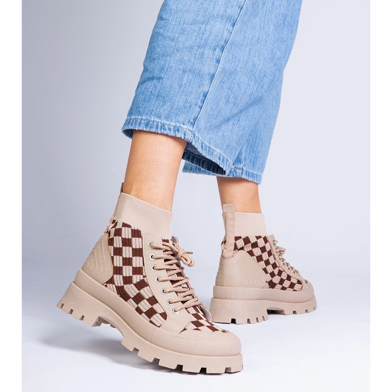 Tênis de botas marrons na plataforma castanho 1