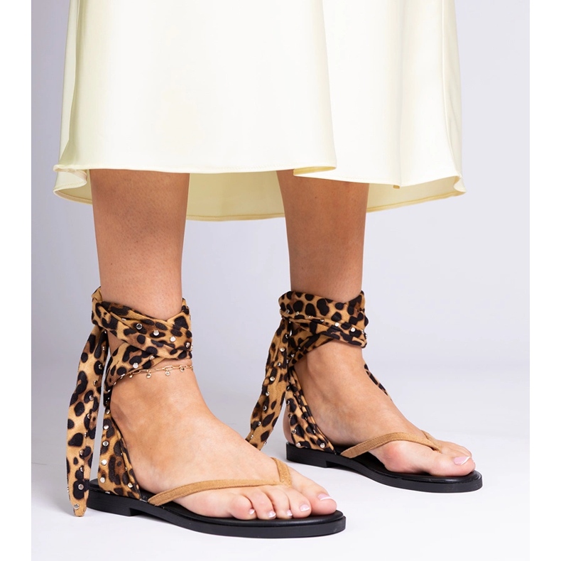 Sandálias de pantera como flip -flops amarrados ao redor da perna marrom 1