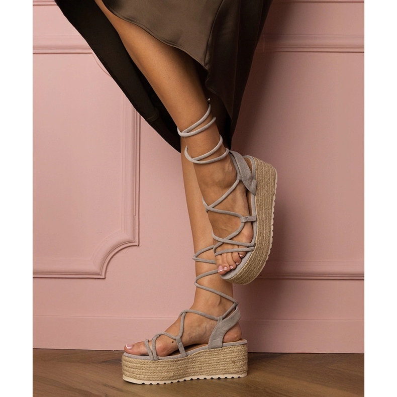 Sandálias de alpargelas cinzentos em uma plataforma alta cinza 2