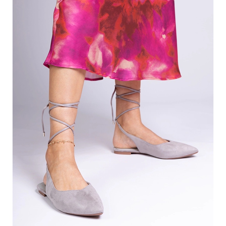 Bombas cinza -lisadas amarradas no tornozelo 1