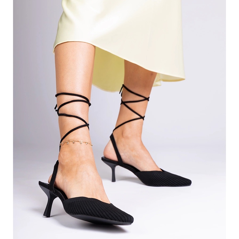 Material preto bombeia em um salto alto com aberto 1