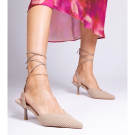 Material marrom bombas em um salto alto com aberto 1