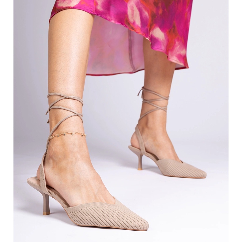 Material marrom bombas em um salto alto com aberto 1