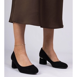 Bombas clássicas pretas em um bloco baixo preto 1