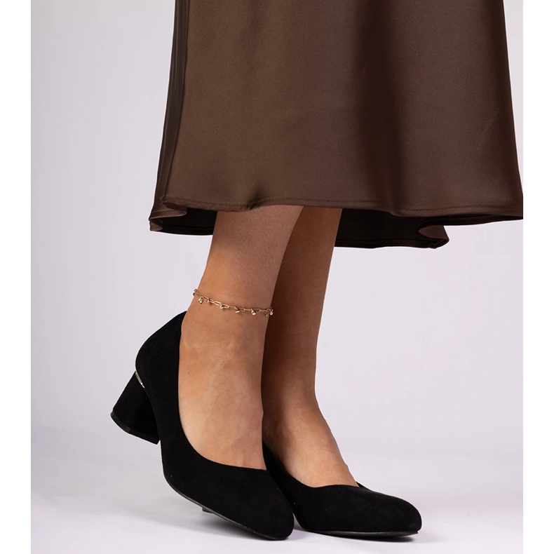 Bombas clássicas pretas em um bloco baixo preto 2