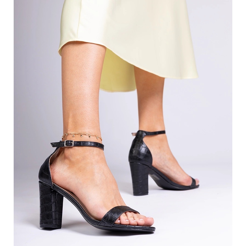 Sandálias pretas no poste preto 2