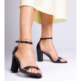 Sandálias pretas no poste preto 1