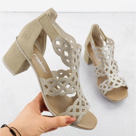 Saltos altos femininos em Rieker 64773-61 sandálias bege 1