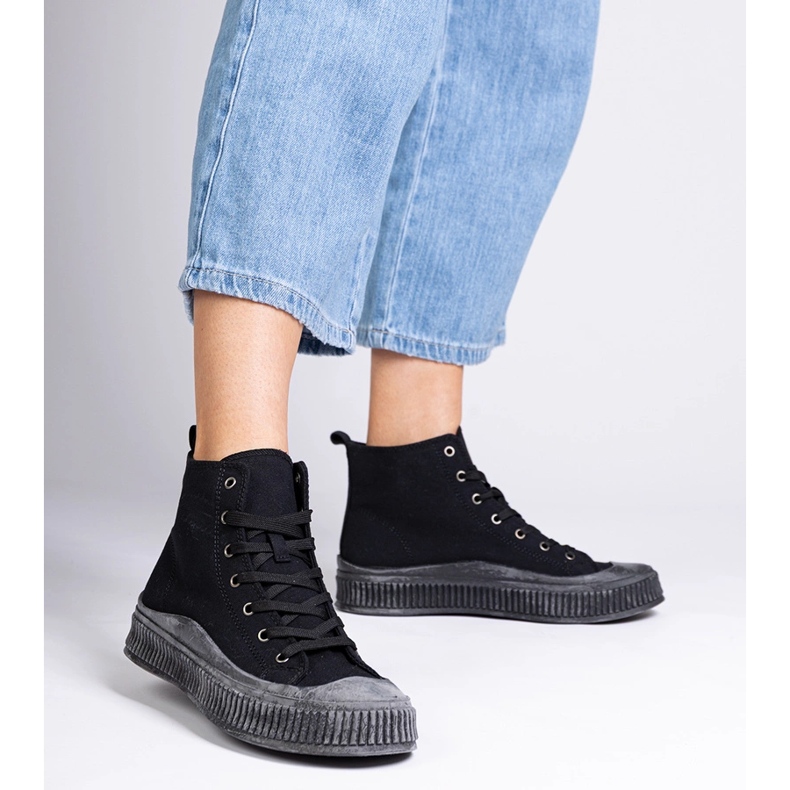 Tênis preto com plataforma alta da Guerrino 2