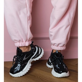 Tênis de esportes negros em uma sola elegante preto 1