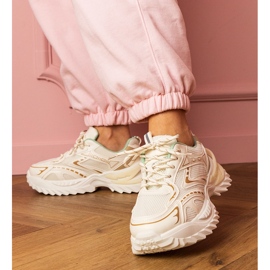 Tênis esportivos bege em uma sola grossa 1