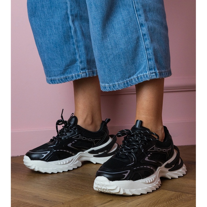 Tênis de esportes negros em uma sola grossa preto 1