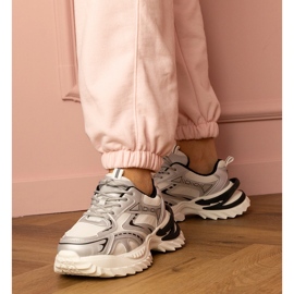 Tênis de esportes de prata em uma sola grossa 1