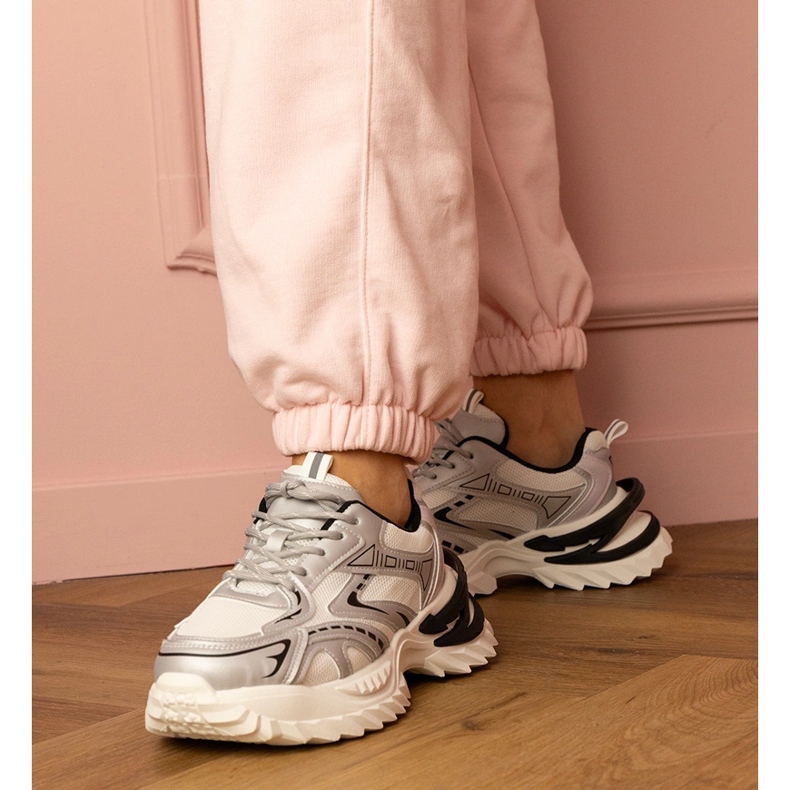 Tênis de esportes de prata em uma sola grossa 1