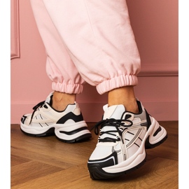 Tênis esportivos brancos e brancos em uma sola enorme 1