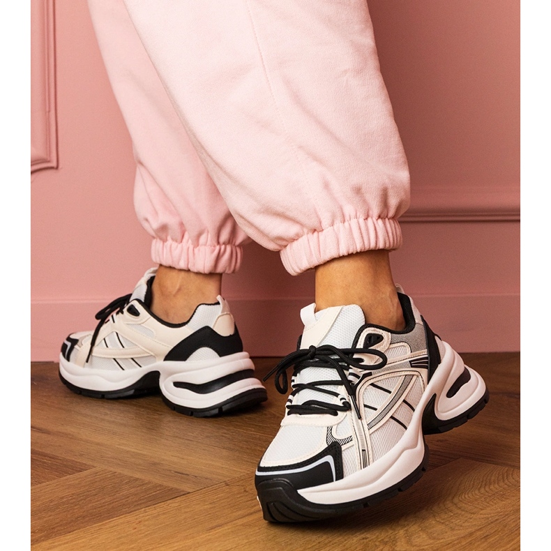 Tênis esportivos brancos e brancos em uma sola enorme 1