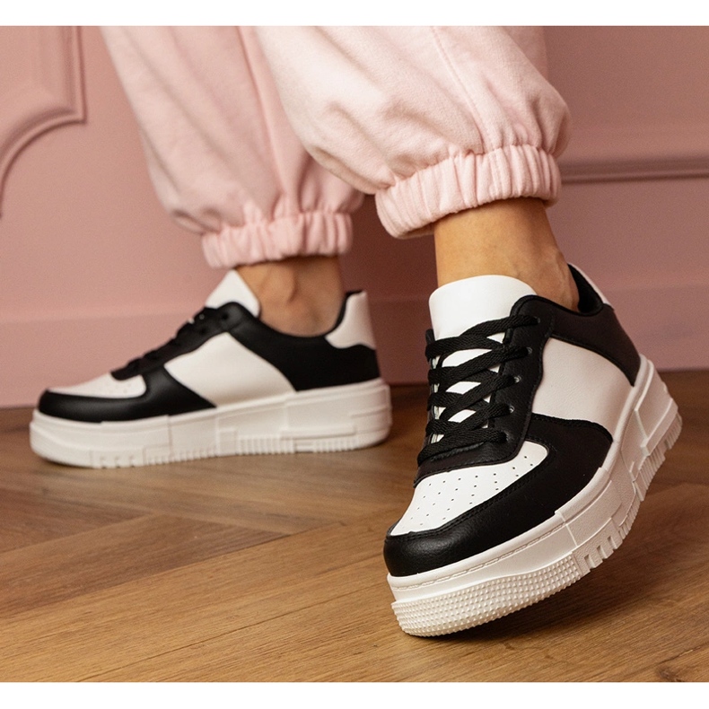 Tênis esportivos negros no platfotm preto 1