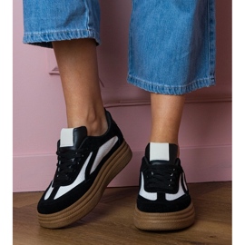 Tênis pretos tênis em uma sola grossa 1