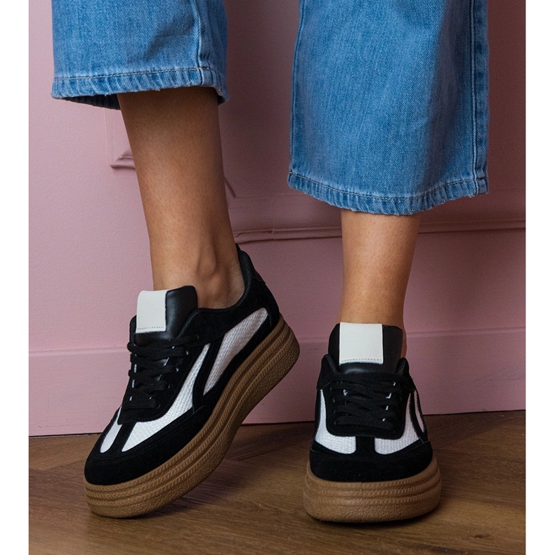 Tênis pretos tênis em uma sola grossa 1