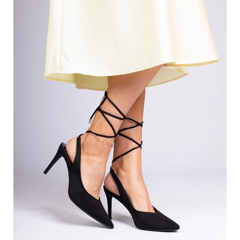 Salto alto preto com salto aberto 1