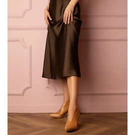 Botins elegantes castanhos com salto alto 1