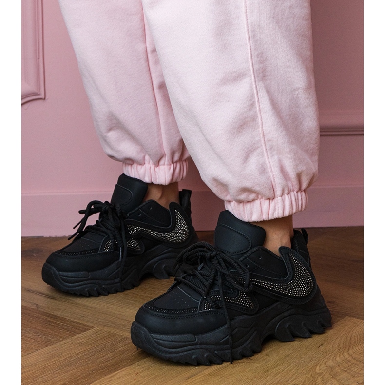 Tênis negros em uma sola enorme com zircões preto 2