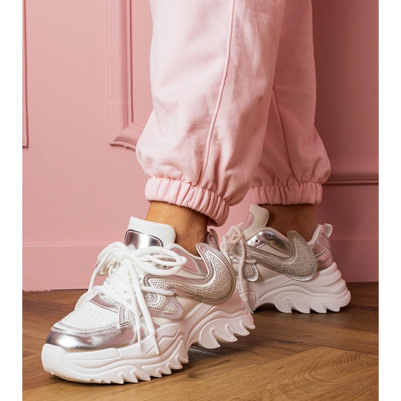 Tênis brancos em uma sola enorme com zircões 1