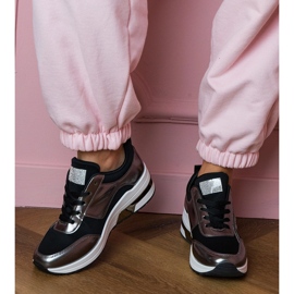 Tênis negros com zircões e uma inserção metálica preto 1