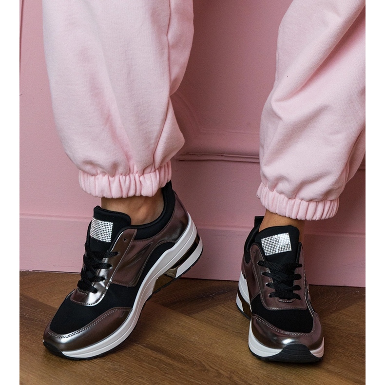 Tênis negros com zircões e uma inserção metálica preto 1