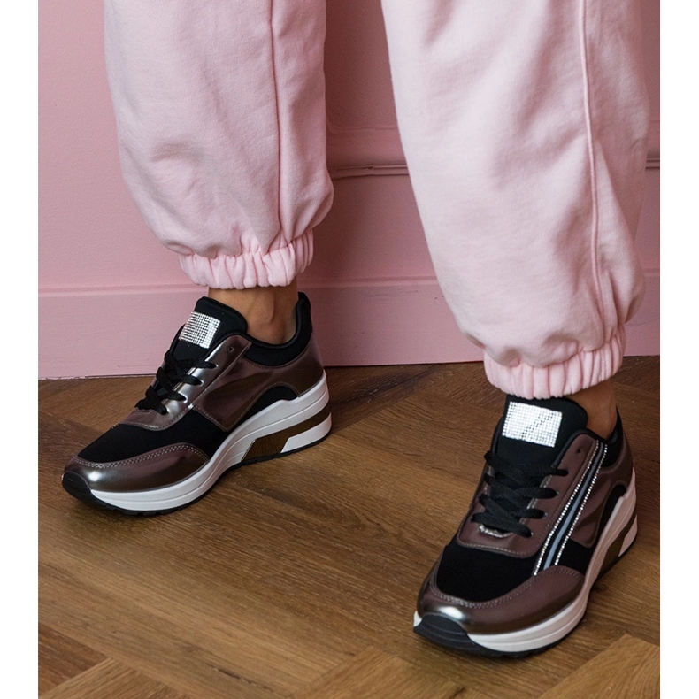 Tênis negros com zircões e uma inserção metálica preto 2