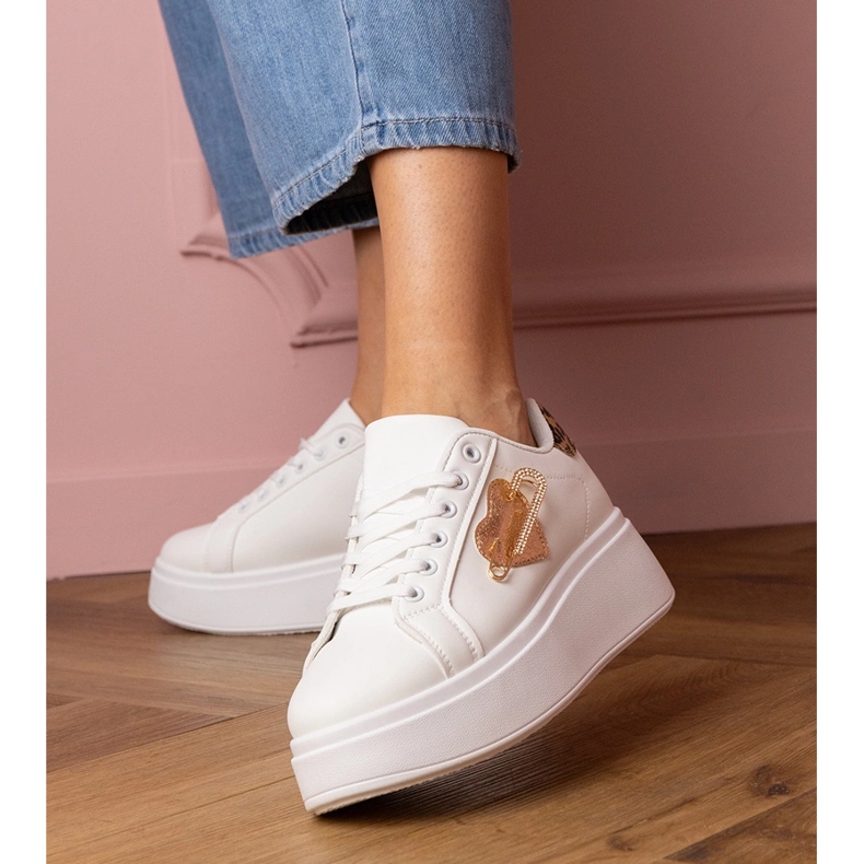 Tênis brancos com pinos de zircão e adição de leopardo 1