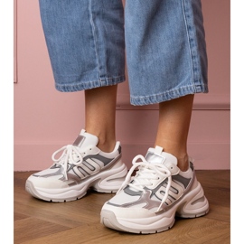 Tênis esportivo branco com sola enorme 1