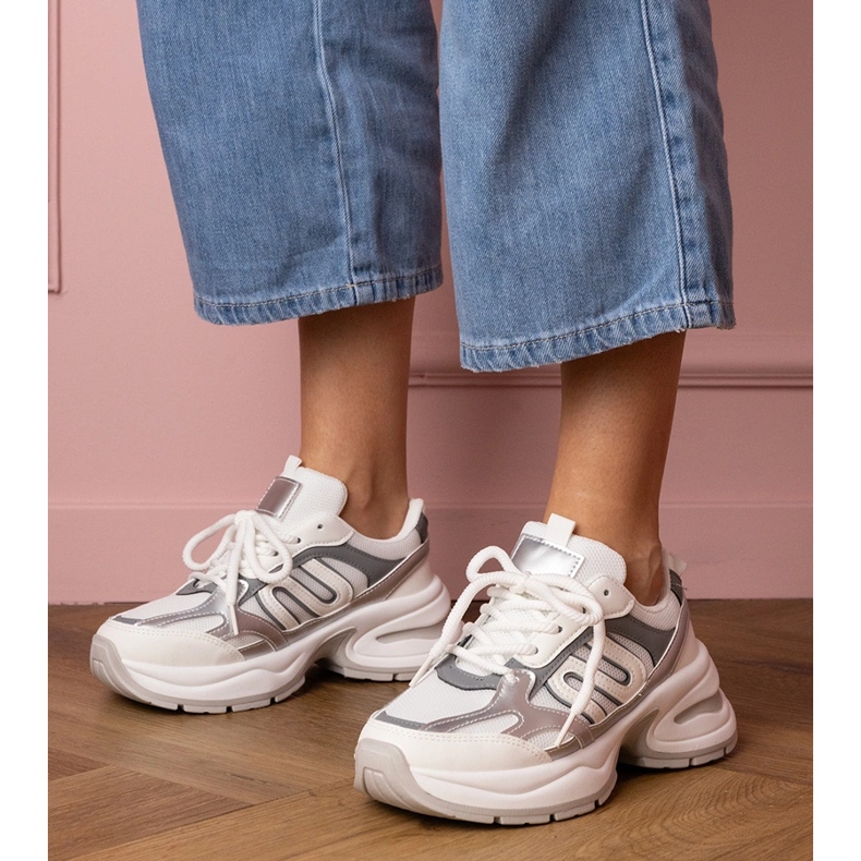 Tênis esportivo branco com sola enorme 1