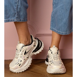 Tênis esportivos bege em uma sola elegante 1