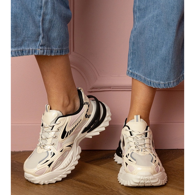 Tênis esportivos bege em uma sola elegante 1