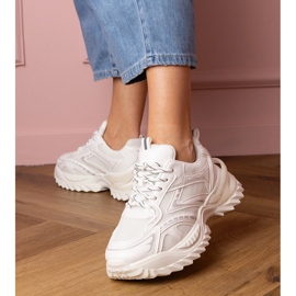 Tênis esportivos brancos em uma sola grossa 1