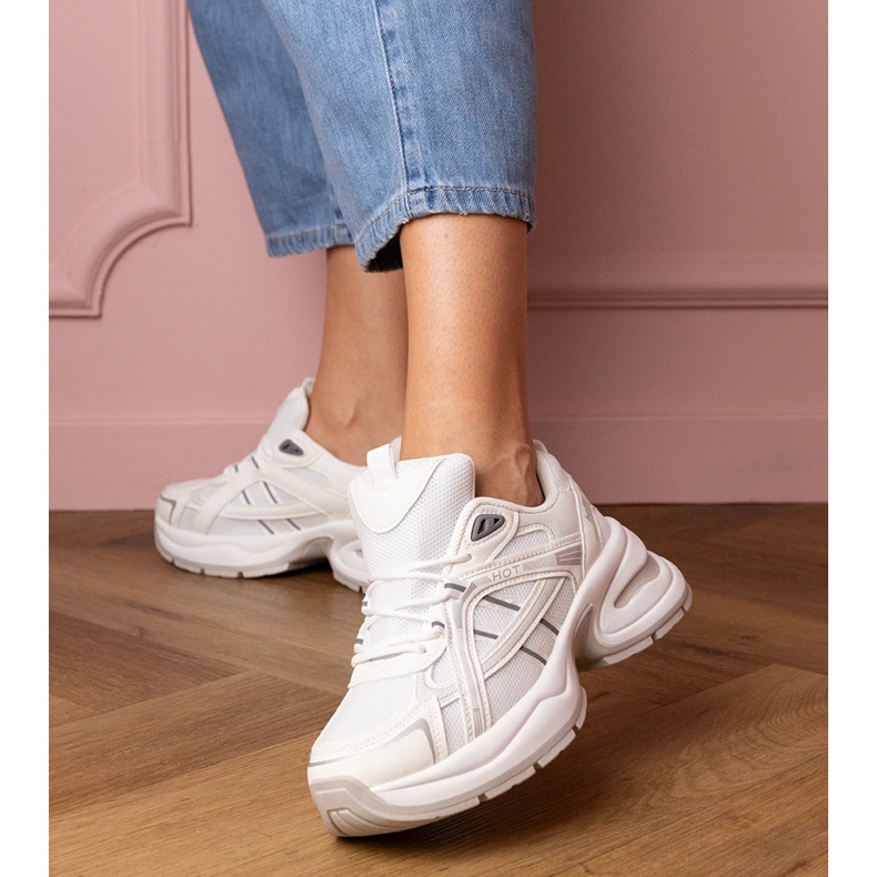 Tênis esportivo branco com sola enorme 1