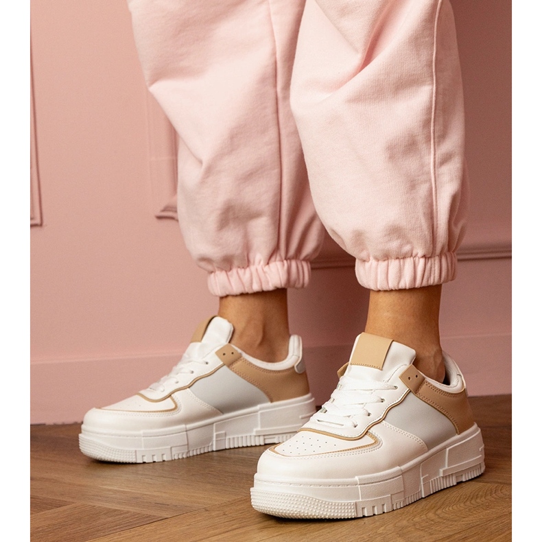 Tênis esportivos brancos e bege no Platfotm 1