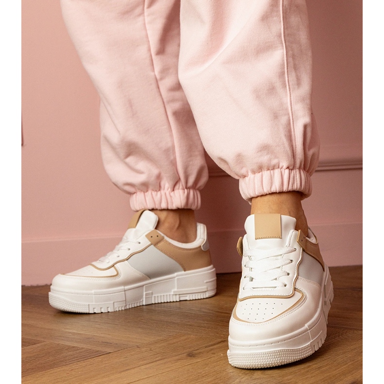 Tênis esportivos brancos e bege no Platfotm 2