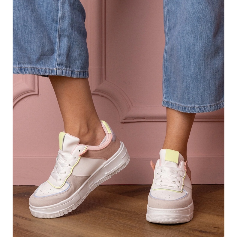 Tênis esportivos brancos e cinza no Platfotm 1