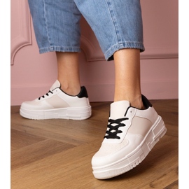 Tênis esportivos bege no platfotm 1