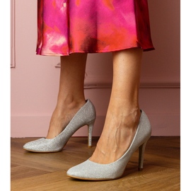 Bombas de prata em um acabamento de brocado 1 Bombas de prata em um acabamento de brocado 1