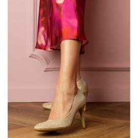 Bombas douradas em um acabamento de brocado dourado 1