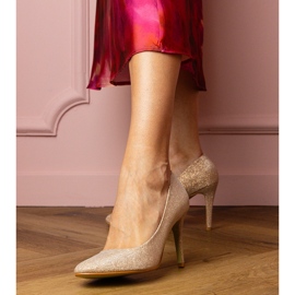 Champagne bombeia em um acabamento de brocado dourado 1